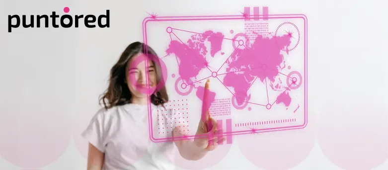 Mujer visualizando la expansión financiera de Puntored en mapa de América Latina